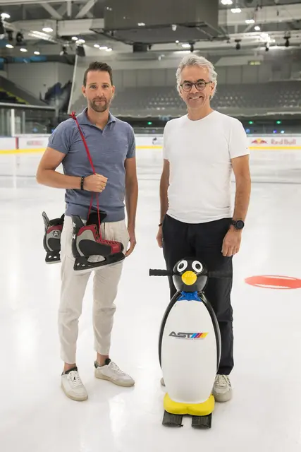Bürgermeister-Stellvertreter Christoph Brandstätter macht sich selbst ein Bild von der frisch vorbereiteten Eisfläche. Ab 17. August starten die Salzburger Eishockeyvereine und der Eiskunstlauf ins Sommereistraining. Im Bild mit Roland Oberhauser von den städtischen Betrieben | Foto: Stadt Salzburg