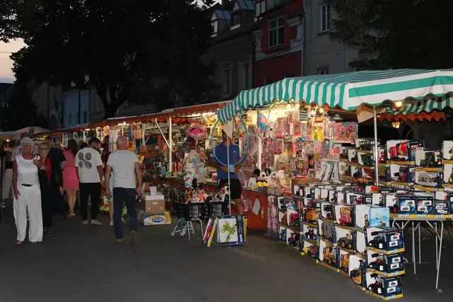 Zahlreiche Standl machen das Flair der Sommernacht mit aus. | Foto: René Lederer