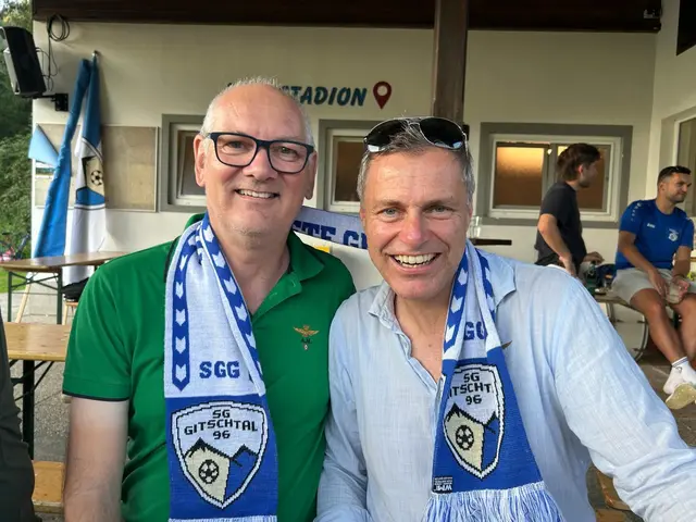 Fanclubobmann Rainer Holz, rechts, mit Matchballsponsor Hans Stattmann  | Foto: Privat