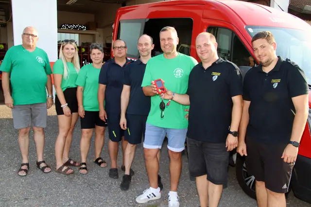  Josef Reiskopf, Sophia Fleschurz, Sonja Maurer, Kdt.Stv. Roman Neubauer und Christoph Gruber, Wandervereinsobmann Stefan Maurer, Kommandant Alexander Schmidt, Verwalter Christoph Palata | Foto: FF Ladendorf