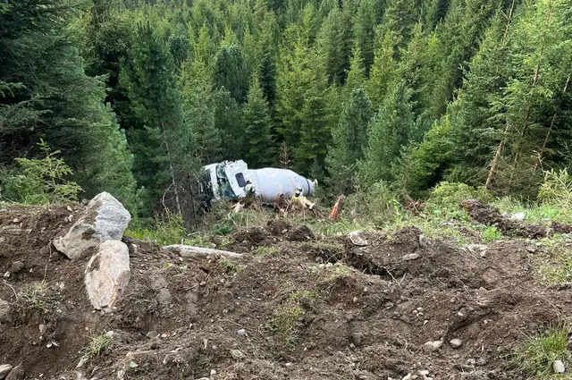 Der Lkw kam auf dem steilen Gelände unterhalb der Baustelle zum Stillstand. | Foto: ZOOM.TIROL