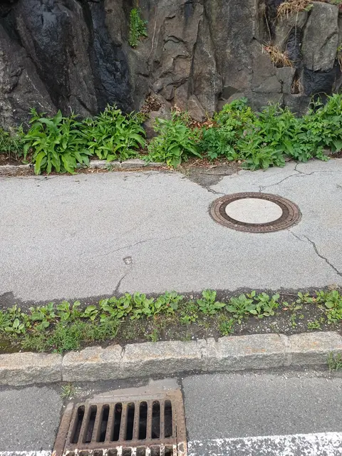 Die Grantifelswand steht an einer Stelle weit vor. Der Radweg ist eng, schwer einsehbar und noch dazu ist der Asphalt bei dem Kanaldeckel desolat. | Foto: Gaisbauer