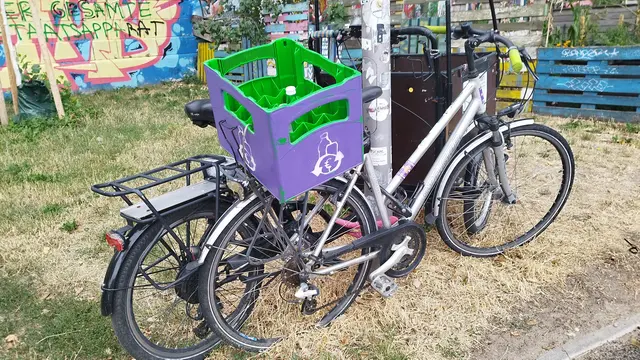 Links bittet um Spenden von alten, aber optisch "fahrtüchtigen" Drahteseln, Schlösser und Bierkisten.  | Foto: Links