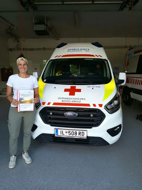 Maria Bernhard schloss die Ausbildung zur Lenkerin im qualifizierten Krankentransport (KT-SEF) erfolgreich ab. | Foto: Rotes Kreuz Telfs / Sparber