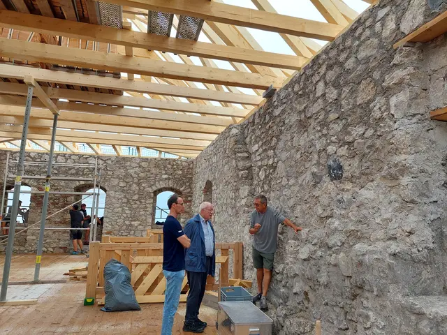 Armin Walch erklärt Herwig van Staa und Bgm. Günter
Salchner die Baustelle „Hoher Stock“. | Foto: Burgenwelt Ehrenberg