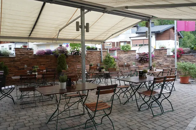 Im neu gestalteten Gastgarten treffen vertraute Atmosphäre und moderne Akzente aufeinander. | Foto: AMG/Wieser