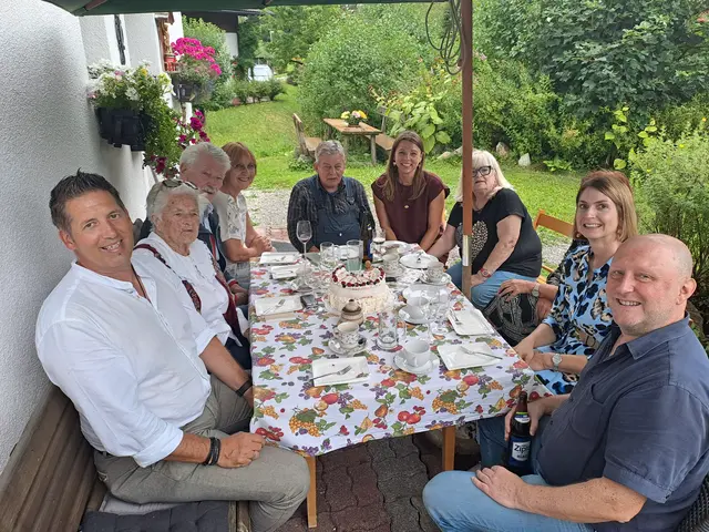 Die Jubilarin im Kreise ihrer Familie und Bürgermeister Mario Nocker samt Gemeindeabordnung