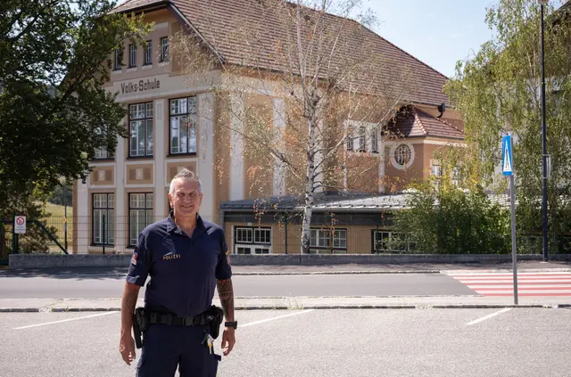 Polizeibeamter Günter Jammerbund – hier vor der Volksschule in Höflein – hat wertvolle Tipps, damit der Schulweg sicher bleibt. | Foto: Santrucek