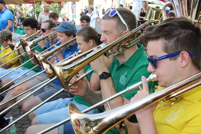 Die Stadtkapelle Kirchdorf spielt auf. | Foto: Staudinger