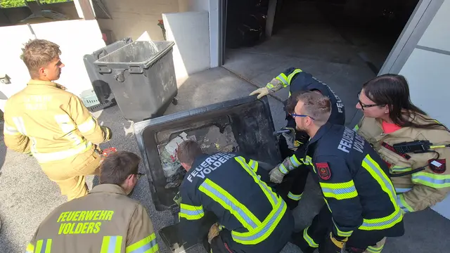 Eine Schlange hatte sich in einem Müllcontainer in Volders verirrt und sorgte für einen ungewöhnlichen Feuerwehreinsatz. | Foto: ZOOM.TIROL