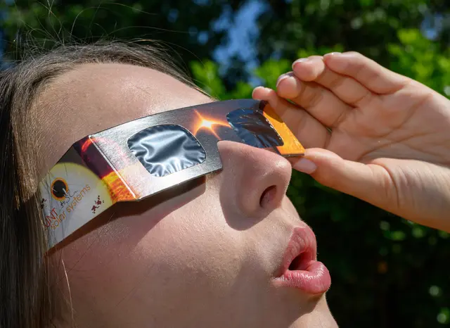 Eine Sonnenfinsternisbrille bzw. ein Solar Viewer ist unbedingt erforderlich, um sich die Sonnenfinsternis gefahrlos ansehen zu können. | Foto: APA-Images / dpa / Patrick Pleul