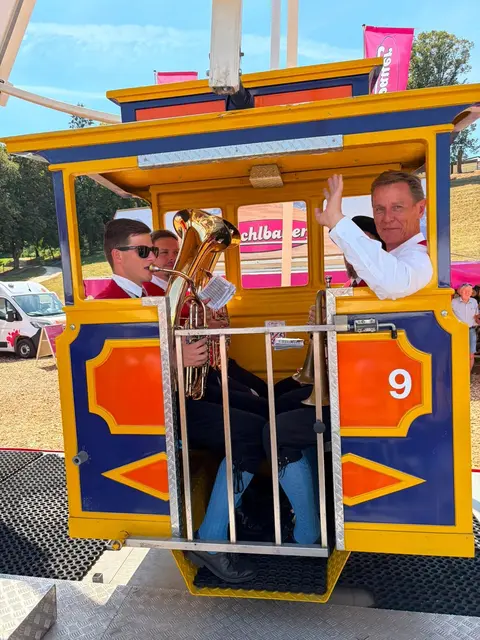 Musik in luftiger Höhe: Die Stadtkapelle St. Andrä spielte mehrere Märsche direkt aus den Gondeln des Riesenrades. | Foto: Privat