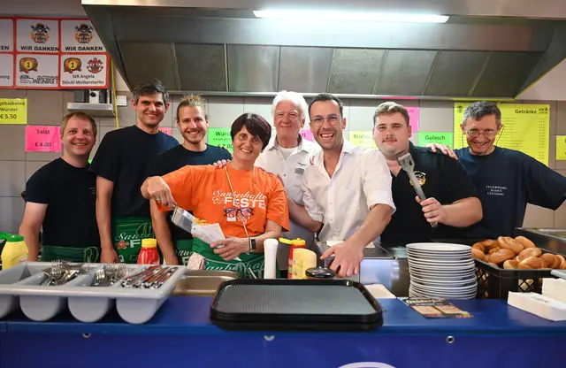 Das Buffet-Team mit Vizebürgermeister Jowi Trenner und StR Franz Schwabl. | Foto: 2026psb/sap