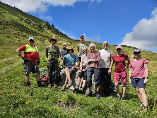 Almpflegeaktion im Alpbachtal: Freiwillige Helferinnen und Helfer mit Almer Hannes Klingler (2.v.l.) und Hermann Sonntag (4.v.l.) | Foto: KlimaWerkstatt Alpbachtal