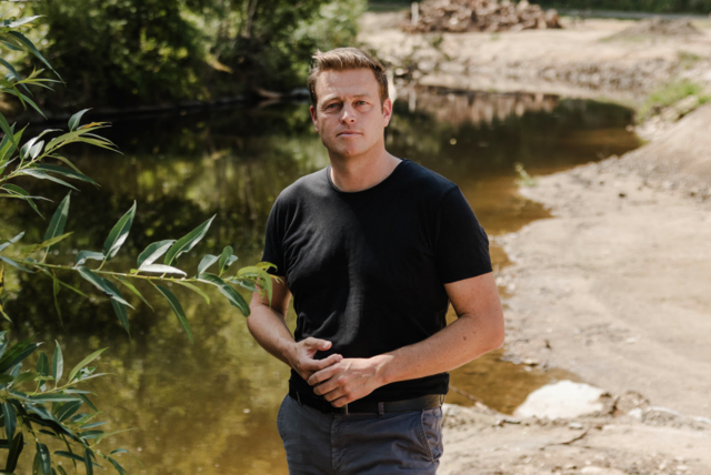 Landesrat Stefan Kaineder vor dem vorbildlichen Revitalisierungsprojekt an der Waldaist an der Grenze zwischen Pregarten und Tragwein. | Foto: Land OÖ/Werner Dedl