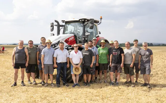 Freuten sich über einen gelungenen Feldtag (v.l.n.r.): Josef Kienast (Fachwerkstätte Waldkirchen), David Dörrer (SCW), Markus Holzweber (SCW), Manuel Ruso Gmünd (Fachwerkstätte Gmünd) , Spartenleiter Markus Kogelmann, Markus Strohmayer (SCW), Kevin Binder (SCW), Dominik Altenburger (SCW), Andreas Glaser (Fachwerkstätte Weitra), Christian Diesner (Fachwerkstätte Raabs), Gerhard Schuster (Fachwerkstätte Eisgarn), Andreas Eichhorn (Fachwerkstätte Vitis), Harald Kasses (Fachwerkstätte Waidhofen/Thaya), Gregor Zach (Fachwerkstätte Waldkirchen), sowie Andreas Hobiger (Fachwerkstätte Weitra). | Foto: Lagerhaus-Genossenschaft Gmünd-Vitis