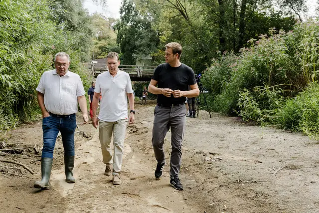 Langensteins Bürgermeister Christian Aufreiter, Gewässerbezirk-Linz-Leiter Franz Gillinger und Landesrat Stefan Kaineder in der ausgetrockneten Gusen. | Foto: Land OÖ/Werner Dedl