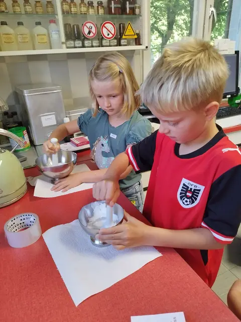 Aufregendes Ferienprogramm von Waldneukirchnern Kindern in der Apotheke Grünburg