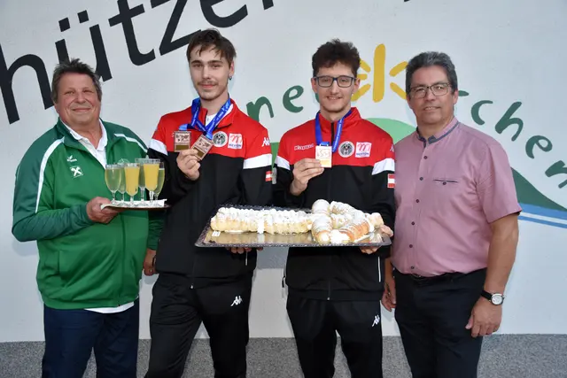 Oberschützenmeister Karl Tremetsberger, Fabian Steinkellner, Daniel Mayrhofer, Vizebürgermeister  Manfred Nenning. | Foto: Zinterhof