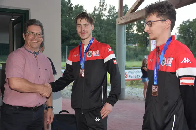 Der Schützenverein Pabneukirchen organisierte einen Empfang für die beiden Bronzemedaillen-Gewinner Fabian Steinkellner und Daniel Mayrhofer bei der Armbrust Europameisterschaft in Frankreich. Mit dabei der Musikverein Pabneukirchen.  | Foto: Zinterhof