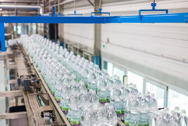 Bis zu eine Million Flaschen verlassen an besonders heißen Tagen das Waldquelle-Werk in Kobersdorf. | Foto: Waldquelle Kobersdorf