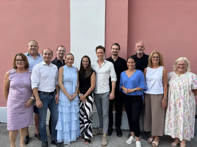 Gruppenfoto mit der Vertretern der Stadtgemeinde. | Foto: Lauren Fahrenberger / MeinBezirk