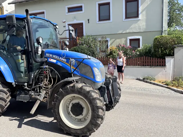 Aufmerksam unterwegs: Auf dem Weg zur Bushaltestelle gilt es, die Umgebung stets im Blick zu behalten. | Foto: Alexandra Goll