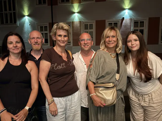 Die langjährigen Freunde Isabella, Markus, Sabine, Gerhard, Uschi und Pia. Gerhard wurde von Missy May auf die Bühne geholt. | Foto: Lauren Fahrenberger / MeinBezirk