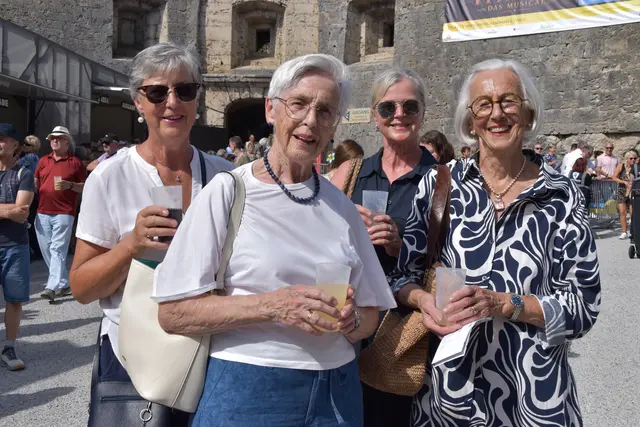 Elisbath, Karin, Evi und Ingrid (v.l.) aus Regensburg und Walchsee stimmten sich auf das Musical ein.  | Foto: Barbara Fluckinger