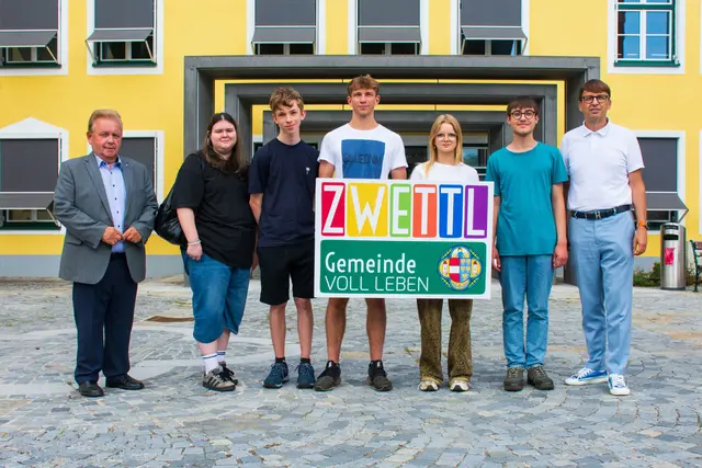 Die Ferialpraktikanten im August: Am Bild befinden sich Bürgermeister LAbg. ÖkR Franz Mold, die Ferialpraktikanten Alina Fichtinger (ZwettlBad), Tobias Stöger (Bauhof), Nicolas Führer (Bauhof), Larissa Huber (Volkshochschule/Stadtbücherei/Stadtamt), Martin Hahn (Kläranlage), sowie StaDir. Mag. Hermann Neumeister. Nicht am Bild: die Ferialpraktikanten Jasmin Hopfgartner (ZwettlBad), Jakob Bischinger (ZwettlBad), Vanessa Krammer (Kindergarten) und Elena Kitzler (Kindergarten).
 | Foto: Stadtgemeinde Zwettl