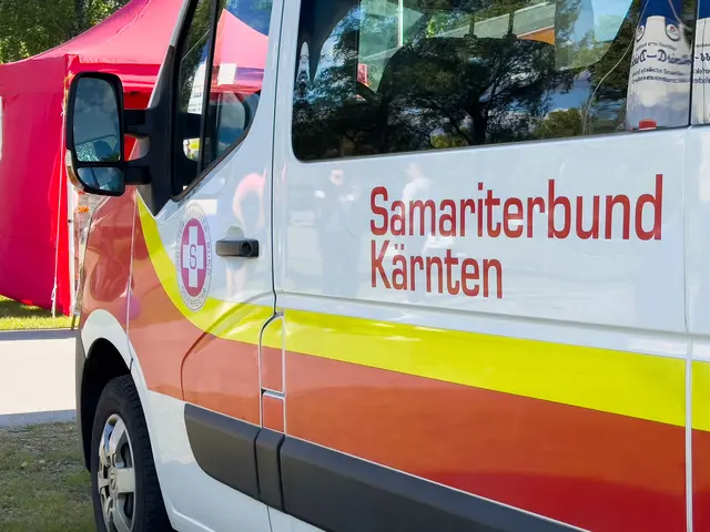 Der 73-Jährige soll sich bei einem Sturz mit dem Bein in einem Wildzaun verfangen und über Nacht im Dickicht liegen geblieben sein. (Symbolfoto) | Foto: stock.adobe.com/at/HelgaQ 