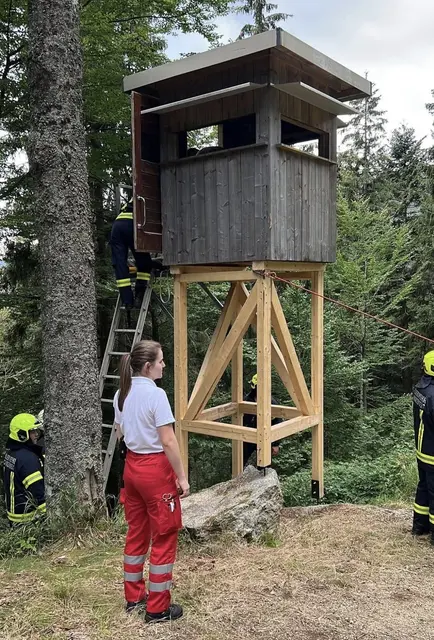 Die Frau hatte großes Glück, dass sie im Hochstand gefunden wurde.  | Foto: FF Schwarzenberg