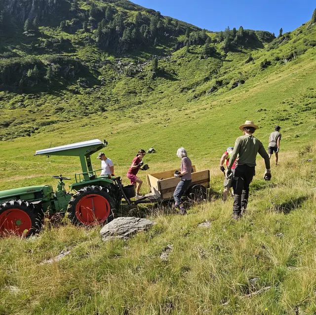 Beim Zusammentragen der Steine  | Foto: KlimaWerkstatt Alpbachtal