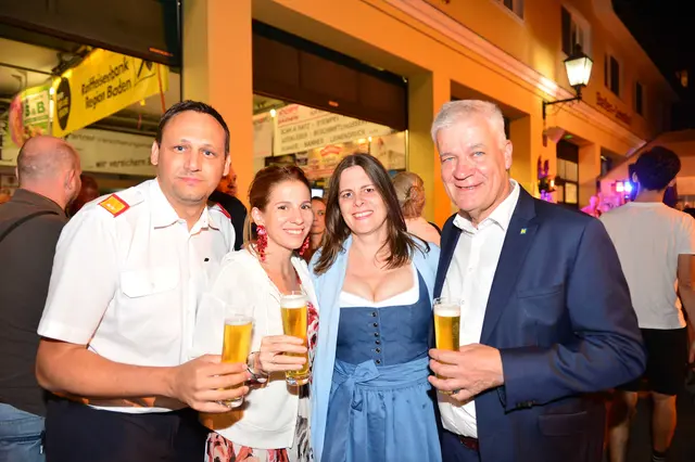 LR Anton Kasser mit GR Petra Haslinger, Bürgermeisterin Carmen. Jeitler-Cincelli und Kommandant Christoph Charvat. | Foto: FF Baden-Leesdorf