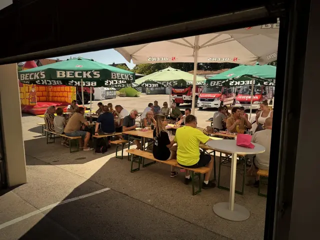 Gäste auf Heurigengarnituren