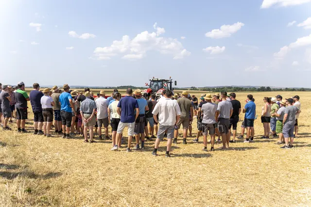Zahlreiche Landwirtinnen und Landwirte nutzten den Feldtag, um sich über aktuelle Entwicklungen in der Bodenbearbeitung zu informieren. | Foto: Lagerhaus-Genossenschaft Gmünd-Vitis