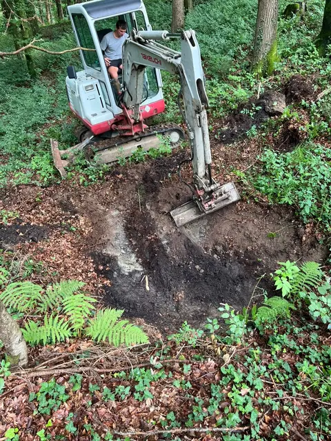 Mit dem Bagger werden Wasserstellen für Wildtiere ausgehoben. | Foto: Bezirksjagdamt Deutschlandsberg