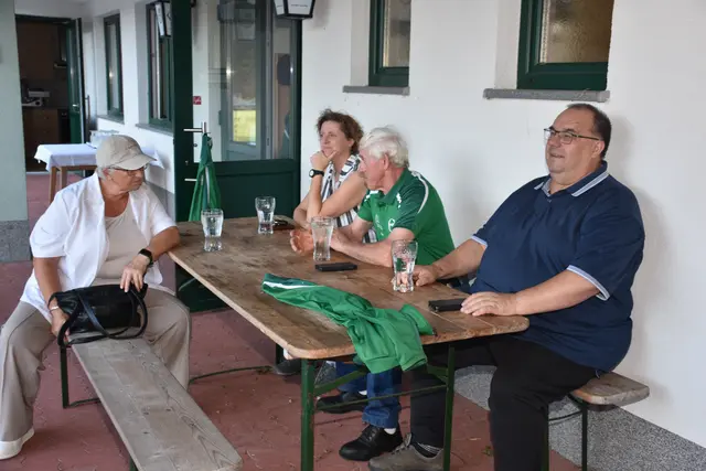 Der Schützenverein Pabneukirchen organisierte einen Empfang für die beiden Bronzemedaillen-Gewinner Fabian Steinkellner und Daniel Mayrhofer bei der Armbrust Europameisterschaft in Frankreich. Mit dabei der Musikverein Pabneukirchen.  | Foto: Zinterhof