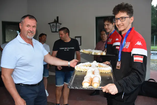 Der Schützenverein Pabneukirchen organisierte einen Empfang für die beiden Bronzemedaillen-Gewinner Fabian Steinkellner und Daniel Mayrhofer bei der Armbrust Europameisterschaft in Frankreich. Mit dabei der Musikverein Pabneukirchen.  | Foto: Zinterhof