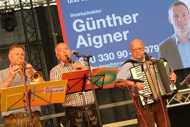 Bei der Strudengauer Messe 2025. Seetaler Buam und die 3 Zünftigen spielen auch heuer am Samstag-Nachmittag auf.