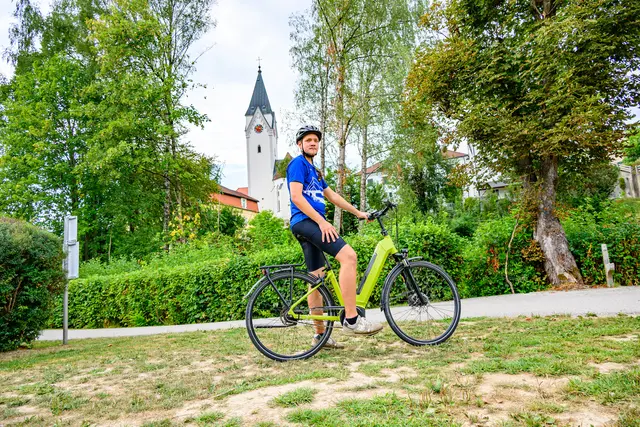 Leopold Kern begleitet die Nachhaltigkeitsmaßnahmen des Festes im Rahmen seiner Bachelorarbeit und untersucht unter anderem die klimafreundliche Anreise. | Foto: Fotokerschi/Bernadette Kerschbaummayr