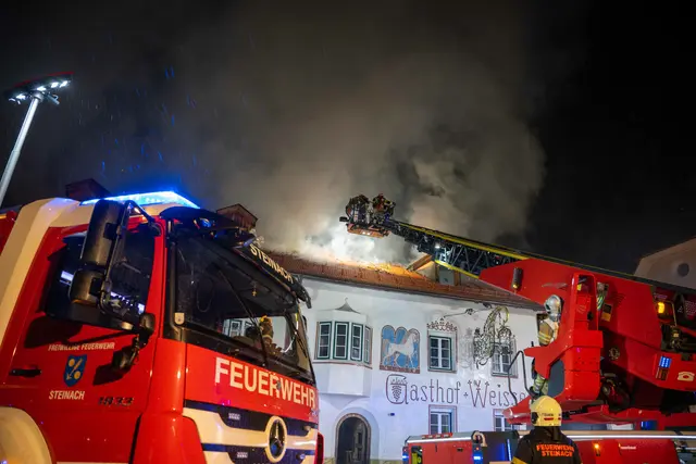 2010 und 2023 kam es jeweils zu Großeinsätzen im Grieser Dorfzentrum, weil der Dachstuhl des Traditionsgasthofs Weißes Rössl brannte. | Foto: zeitungsfoto.at