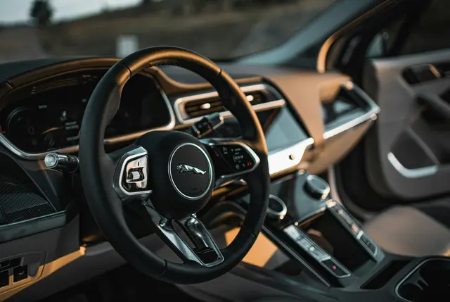 Ein junger Lenker am Steuer eines teuren Jaguars erregte die Aufmerksamkeit der Polizei. | Foto: Graham Mansfield/Unsplash