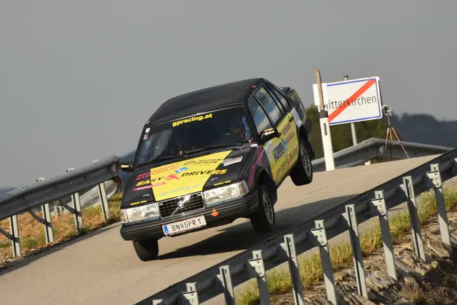 Sprung-Challenge in Mitterkirchen: Tobias Reischer im Volvo 940, Co-Pilotin Tina Garherr, legte den schönsten Sprung hin. | Foto: Harald Illmer