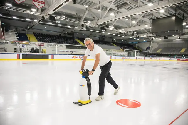 Bürgermeister-Stellvertreter Christoph Brandstätter macht sich selbst ein Bild von der frisch vorbereiteten Eisfläche. Ab 17. August starten die Salzburger Eishockeyvereine und der Eiskunstlauf ins Sommereistraining. | Foto: Stadt Salzburg