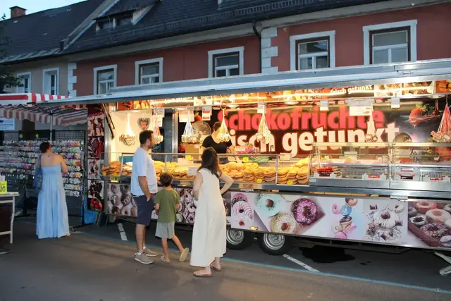 Die Geschäfte der Innenstadt haben teilweise bis 22 Uhr offen. | Foto: René Lederer