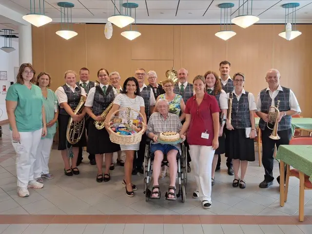 hinten v.l.n.r.: Lisa-Marie Jenny (Pflege- und Betreuungsmanagerin), Manuela Kreindl (Pflege- und Betreuungsmanagerin), Vanessa Meierhofer-Weissinger (Trachtenkapelle Weitra), Johannes Faltin (Trachtenkapelle Weitra), Michaela Pollak (Trachtenkapelle Weitra), Petra Usnik (Trachtenkapelle Weitra), Wilfried Pichler (Trachtenkapelle Weitra), Manuela Friedl (Trachtenkapelle Weitra), Jan Haumer (Trachtenkapelle Weitra), Beatrice Mörzinger (Trachtenkapelle Weitra), Jakob Bauer (Trachtenkapelle Weitra), Doris Pollak (Trachtenkapelle Weitra), Johann Faltin (Trachtenkapelle Weitra); vorne: Mona Riegler,(Pflegedirektorin); Walter Prager (Jubilar), Helga Bachofner (Schwester), Jacqueline Anibas (Mitarbeiterin Ehrenamt und Alltagsbegleitung) | Foto: PBZ Weitra