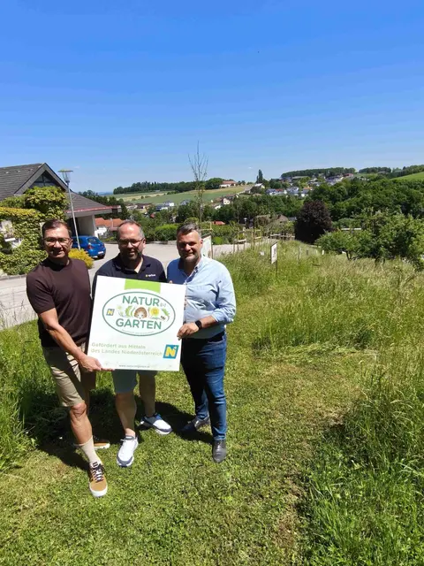 Euratsfeld:
Geschäftsführender Gemeinderat Andreas Haag, Gemeinderat Josef Baumgartner und Abgeordneter zum NÖ Landtag Lukas Michlmayr | Foto: Natur im Garten/ B. Haidler