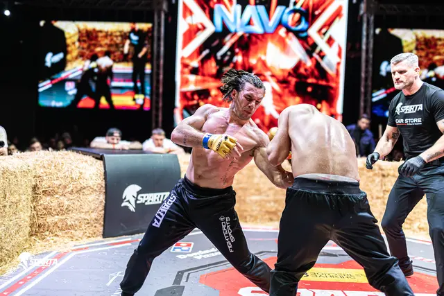Die Duellanten messen sich in einem Heuring. | Foto: Jabrail Foto