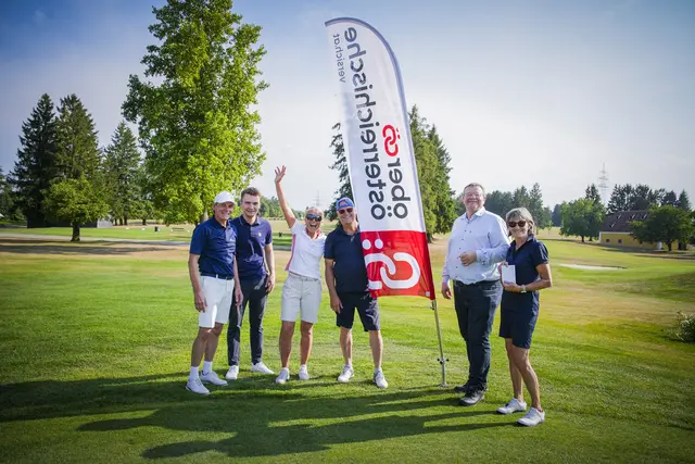 Gut gelaunte Teilnehmer:innen von „Golf &amp; Kunst 2026" auf der Anlage von Schloss Tillysburg – mit dabei auch Sponsor Oberösterreichische Versicherung. | Foto: Front9